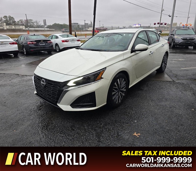 Nissan Altima Vehicle Full-screen Gallery Image 3