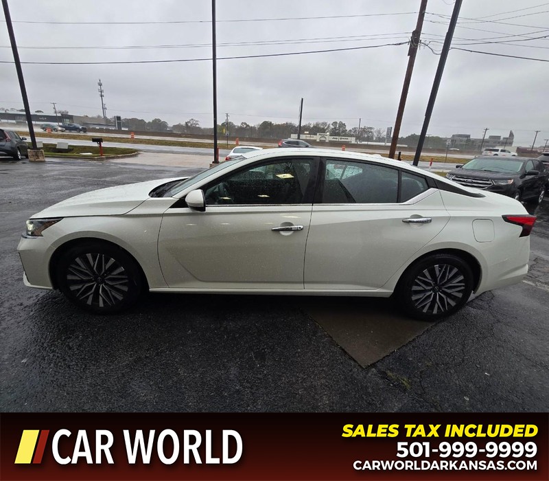 Nissan Altima Vehicle Full-screen Gallery Image 4