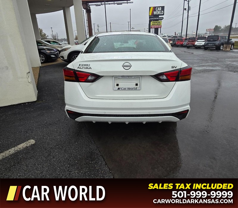 Nissan Altima Vehicle Full-screen Gallery Image 5