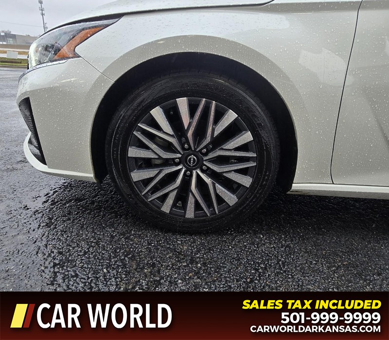 Nissan Altima Vehicle Full-screen Gallery Image 6