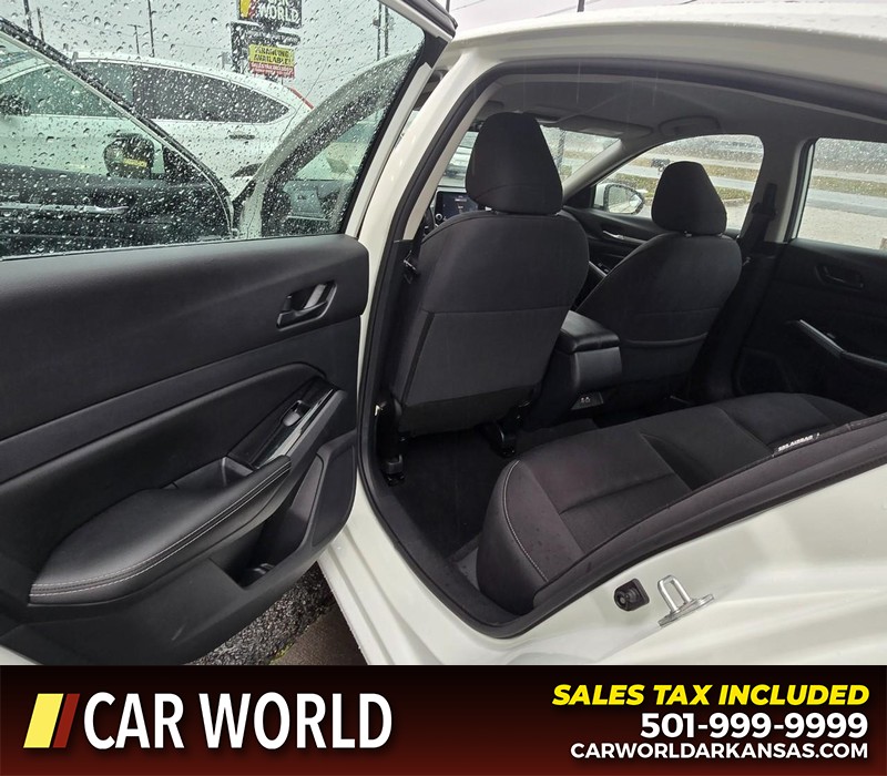 Nissan Altima Vehicle Full-screen Gallery Image 9