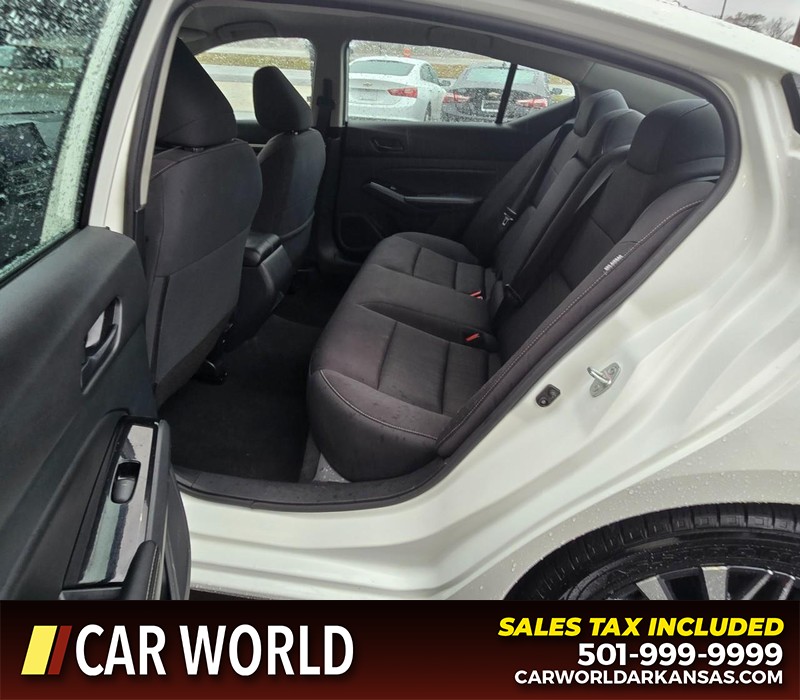 Nissan Altima Vehicle Full-screen Gallery Image 10