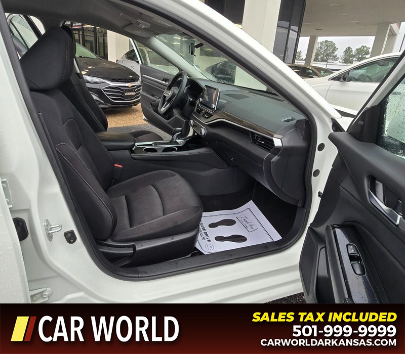 Nissan Altima Vehicle Full-screen Gallery Image 11