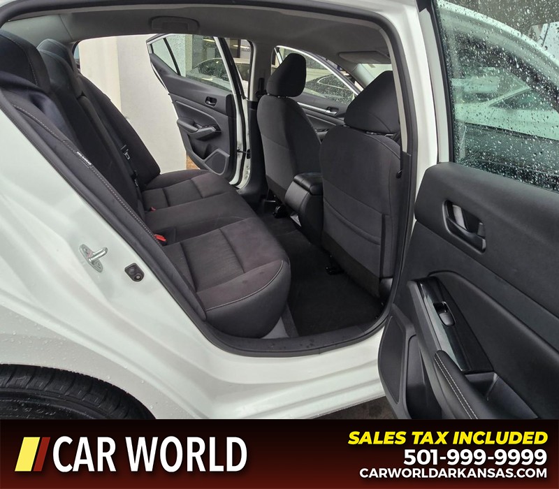 Nissan Altima Vehicle Full-screen Gallery Image 12