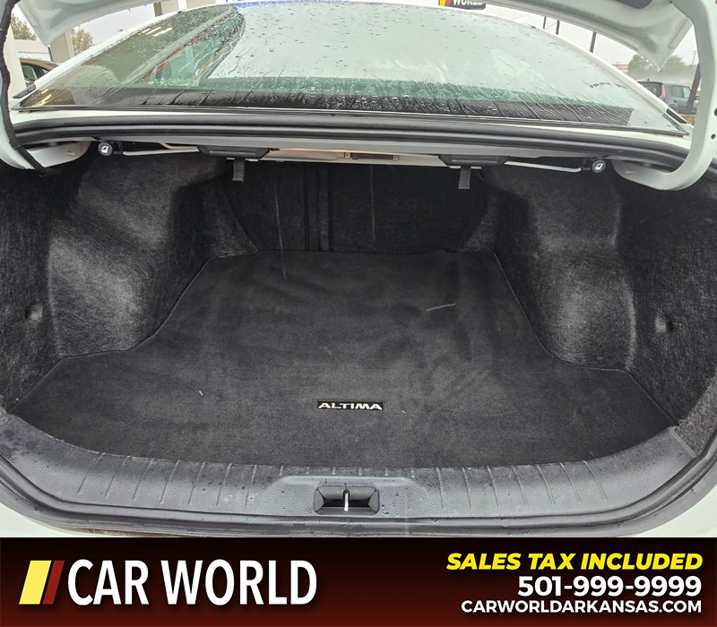 Nissan Altima Vehicle Full-screen Gallery Image 13