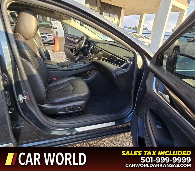 Buick LaCrosse Vehicle Full-screen Gallery Image 11