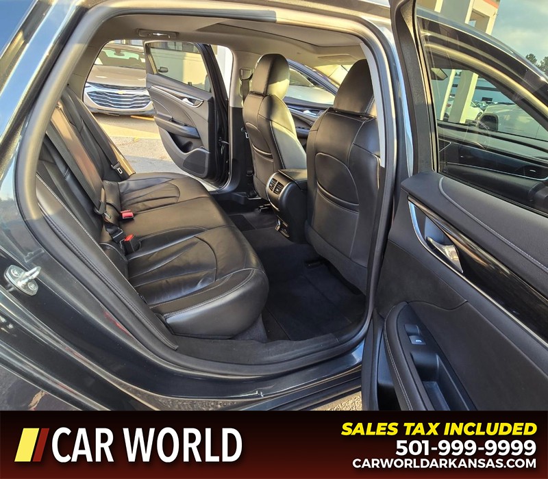 Buick LaCrosse Vehicle Full-screen Gallery Image 12