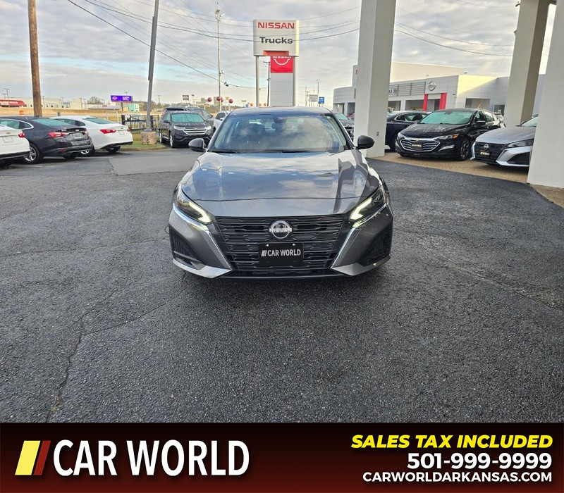 Nissan Altima Vehicle Full-screen Gallery Image 2