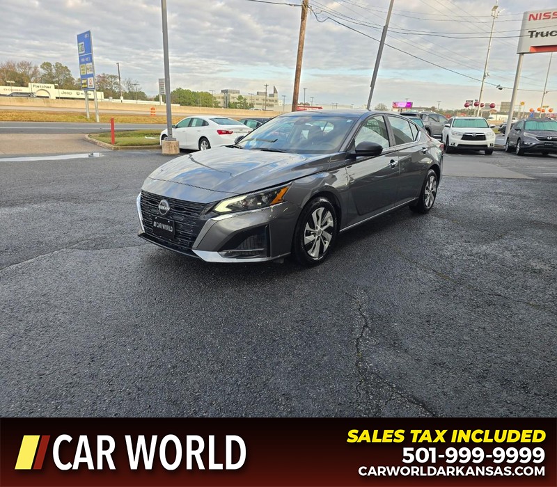 Nissan Altima Vehicle Full-screen Gallery Image 3