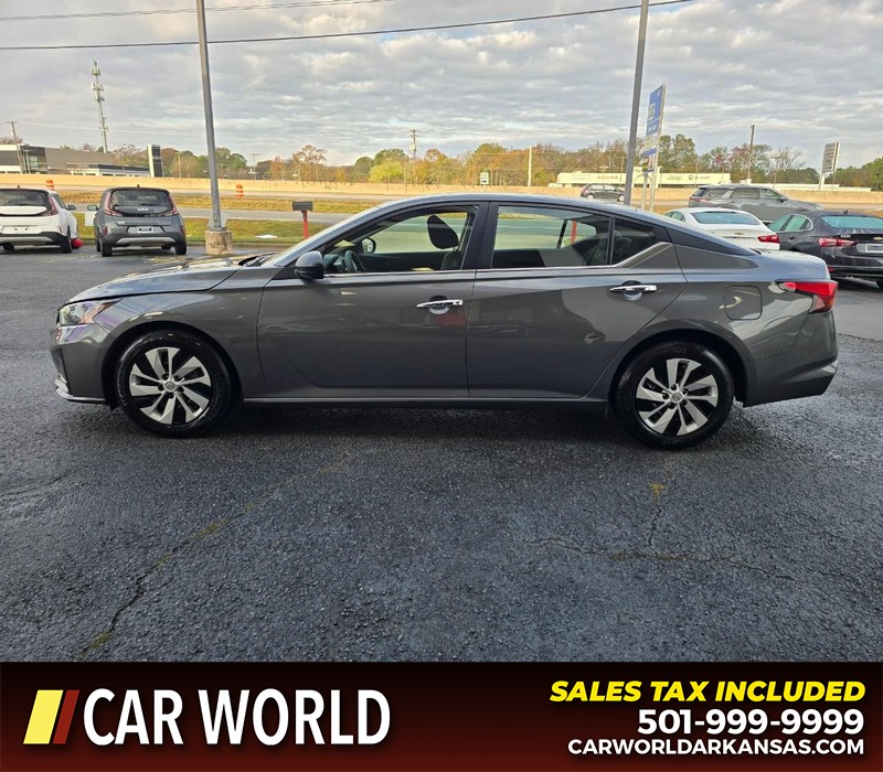 Nissan Altima Vehicle Full-screen Gallery Image 4