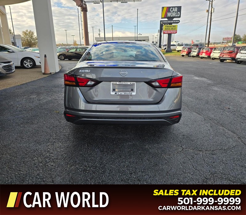 Nissan Altima Vehicle Full-screen Gallery Image 5