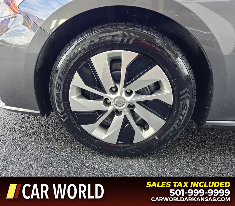 Nissan Altima Vehicle Full-screen Gallery Image 6