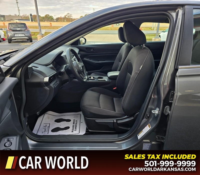 Nissan Altima Vehicle Full-screen Gallery Image 8