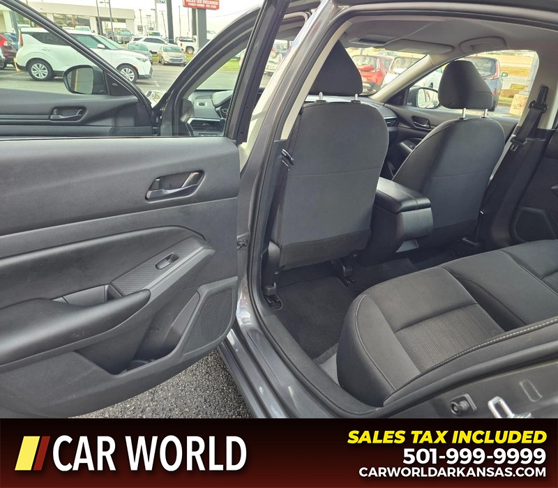 Nissan Altima Vehicle Full-screen Gallery Image 9