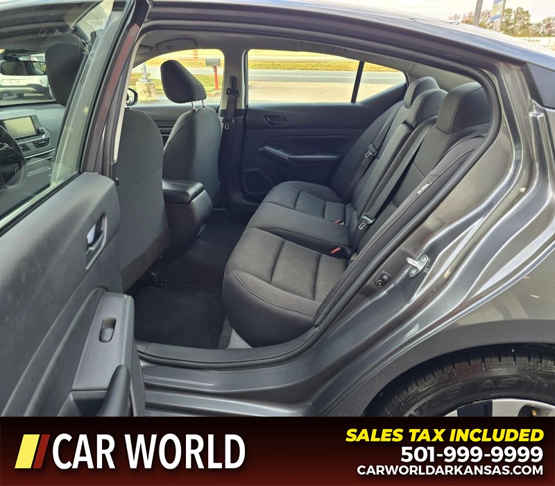 Nissan Altima Vehicle Full-screen Gallery Image 10