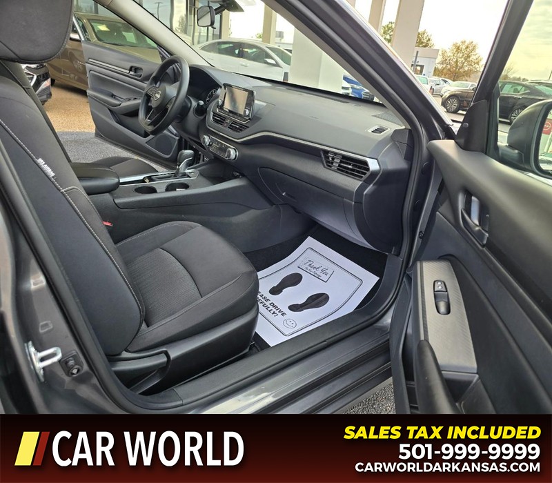 Nissan Altima Vehicle Full-screen Gallery Image 11