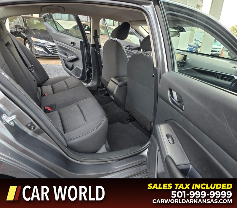 Nissan Altima Vehicle Full-screen Gallery Image 12