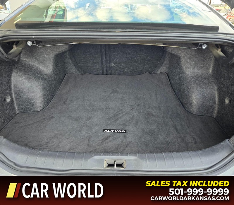 Nissan Altima Vehicle Full-screen Gallery Image 13