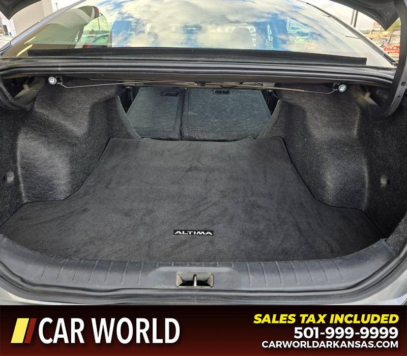 Nissan Altima Vehicle Full-screen Gallery Image 14