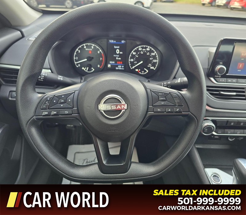 Nissan Altima Vehicle Full-screen Gallery Image 15