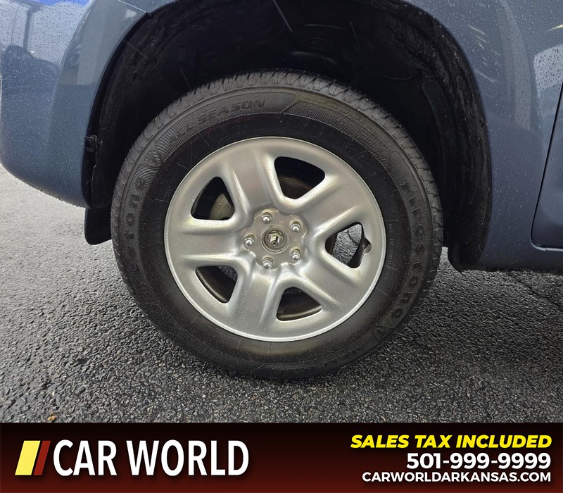 Toyota RAV4 Vehicle Full-screen Gallery Image 6