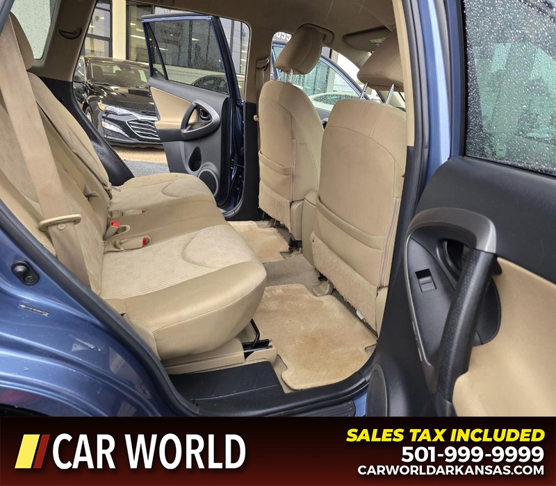 Toyota RAV4 Vehicle Full-screen Gallery Image 12