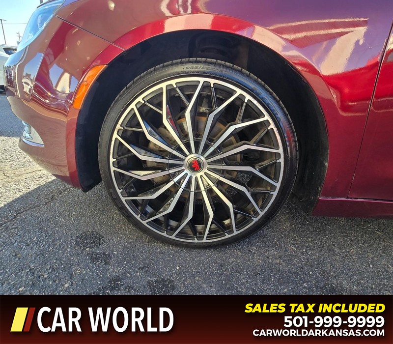 Chrysler 200 Vehicle Full-screen Gallery Image 6