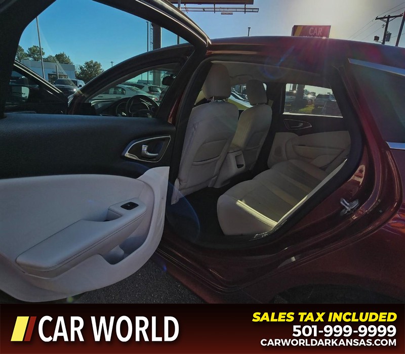 Chrysler 200 Vehicle Full-screen Gallery Image 10