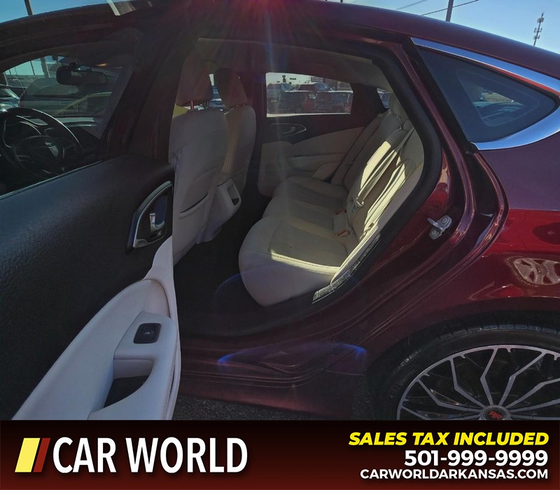 Chrysler 200 Vehicle Full-screen Gallery Image 11