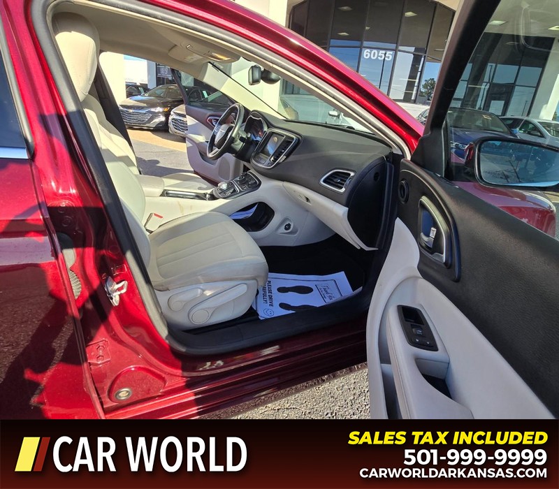 Chrysler 200 Vehicle Full-screen Gallery Image 12