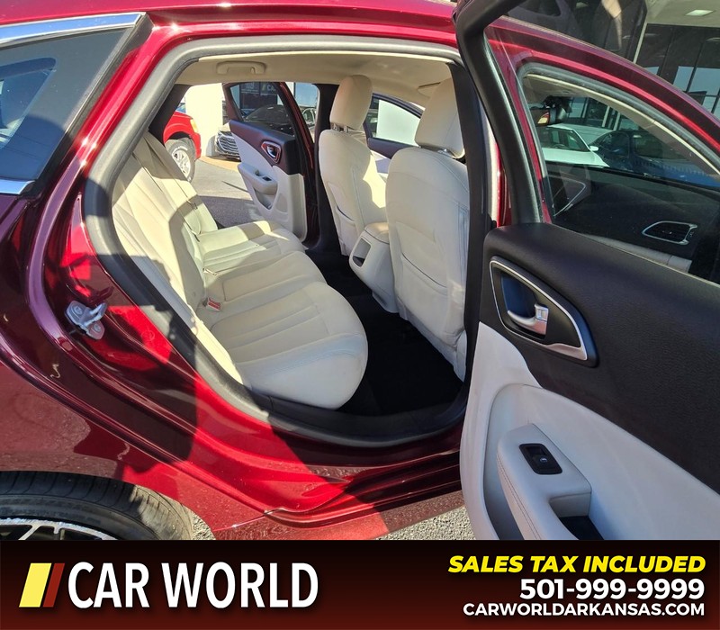 Chrysler 200 Vehicle Full-screen Gallery Image 13