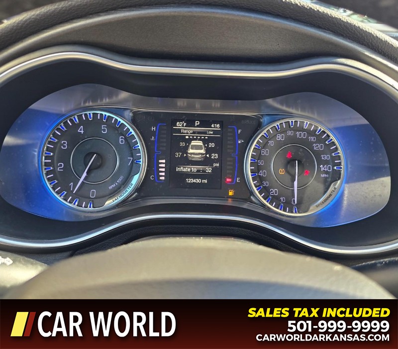 Chrysler 200 Vehicle Full-screen Gallery Image 18