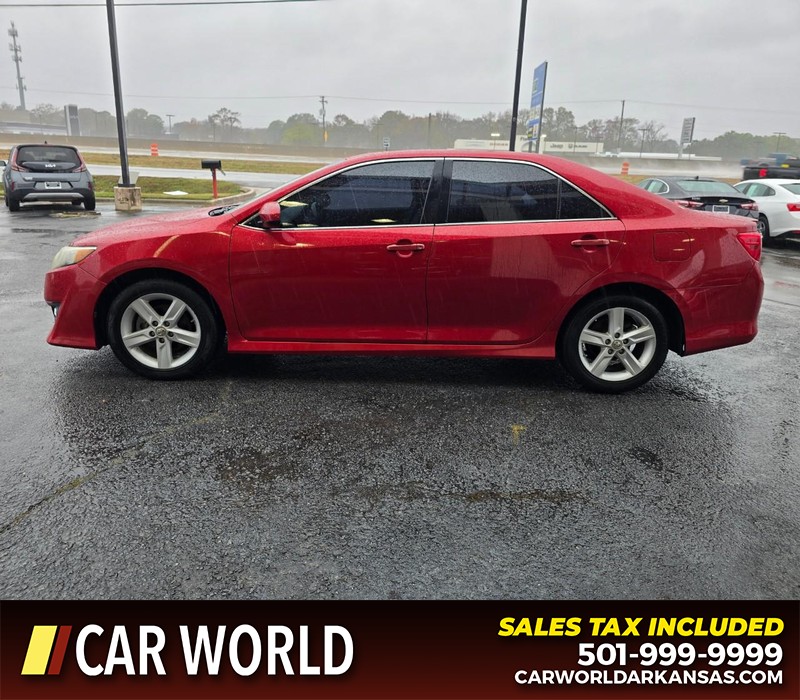 Toyota Camry Vehicle Full-screen Gallery Image 4