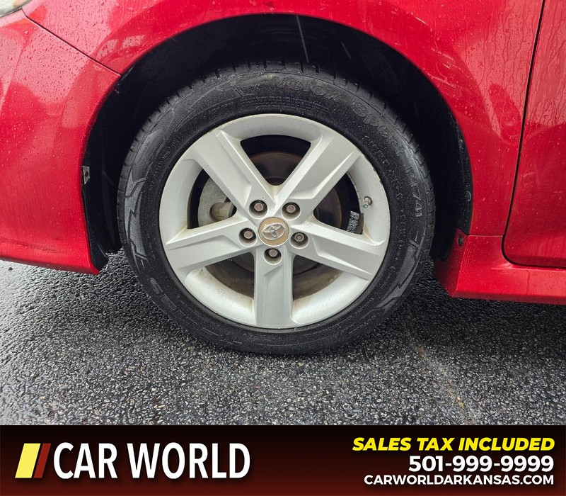 Toyota Camry Vehicle Full-screen Gallery Image 6