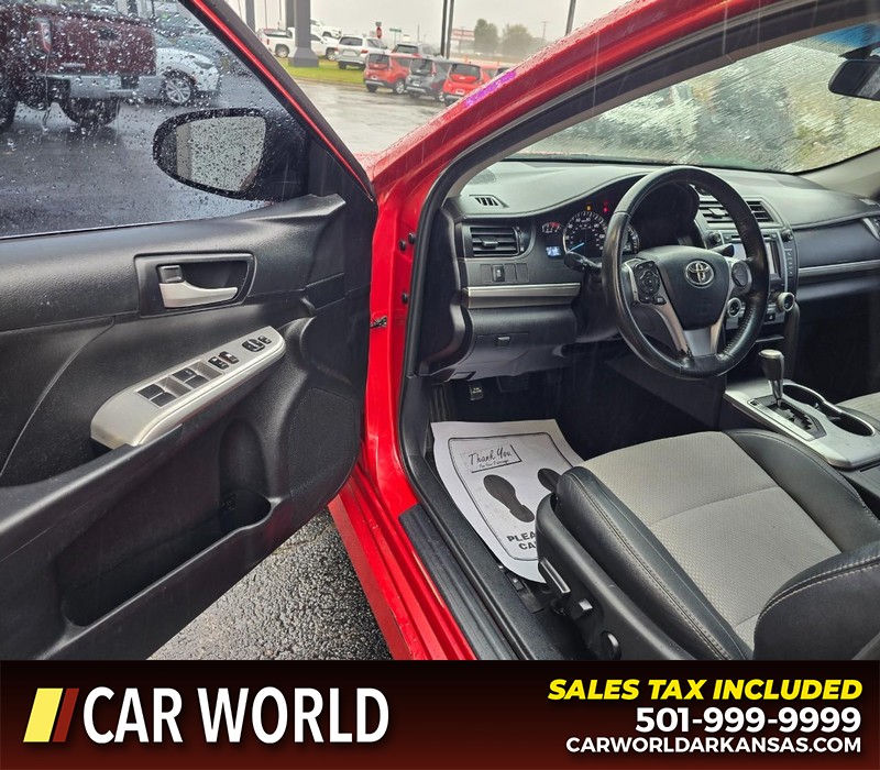 Toyota Camry Vehicle Full-screen Gallery Image 7