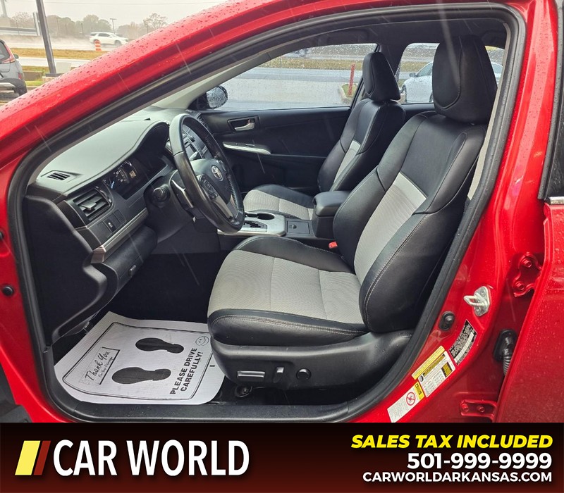 Toyota Camry Vehicle Full-screen Gallery Image 8