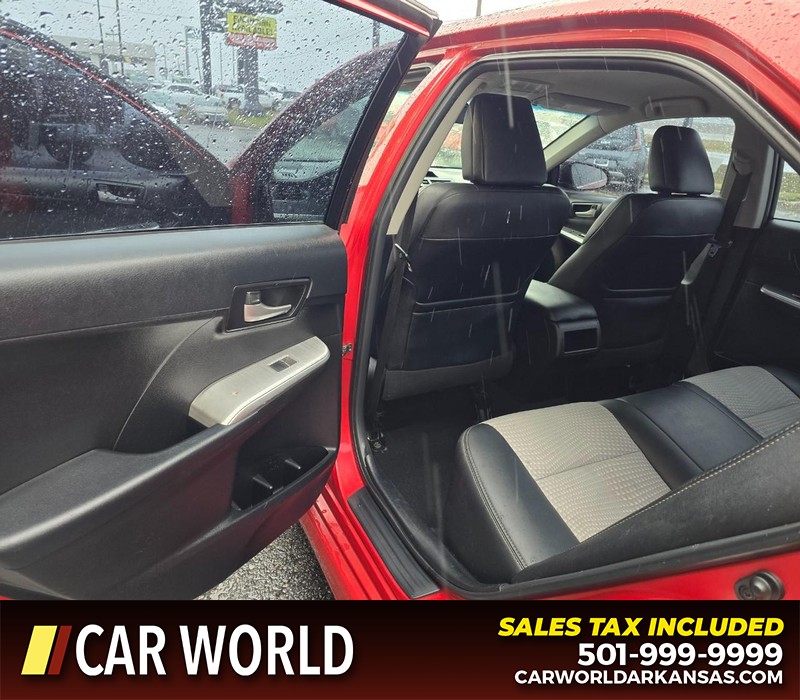 Toyota Camry Vehicle Full-screen Gallery Image 9