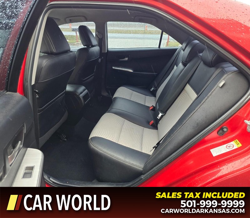 Toyota Camry Vehicle Full-screen Gallery Image 10