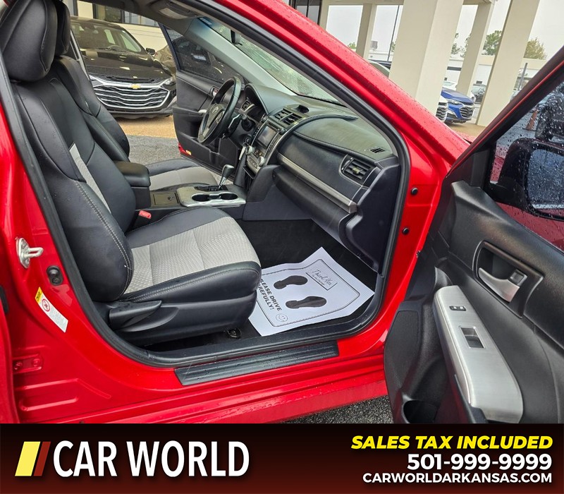 Toyota Camry Vehicle Full-screen Gallery Image 11