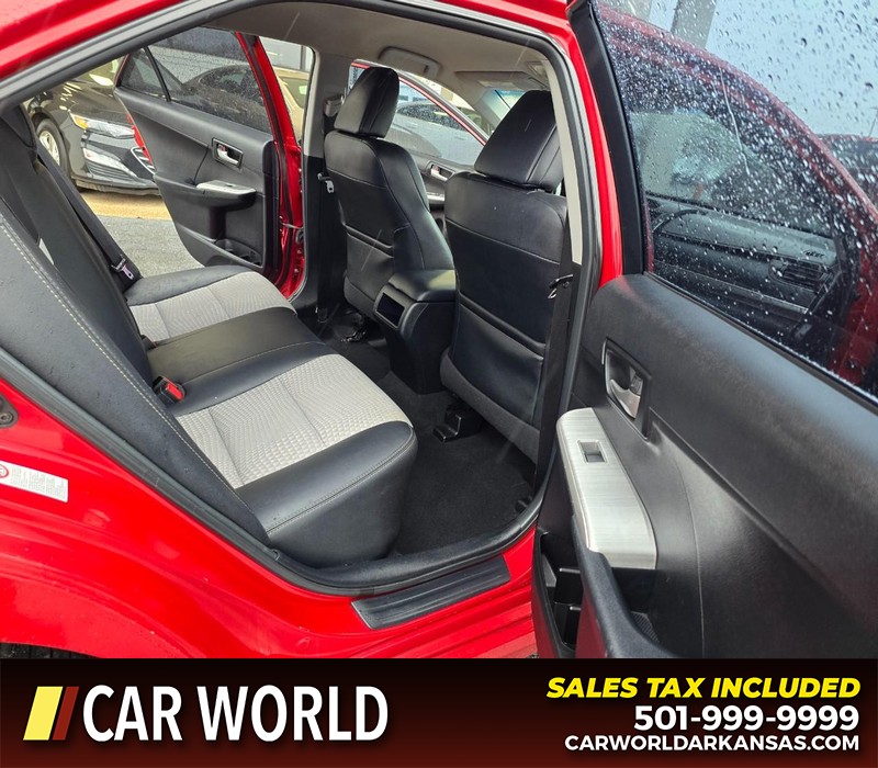 Toyota Camry Vehicle Full-screen Gallery Image 12