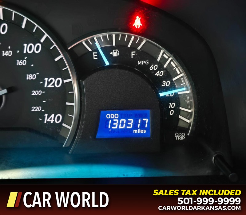 Toyota Camry Vehicle Full-screen Gallery Image 16