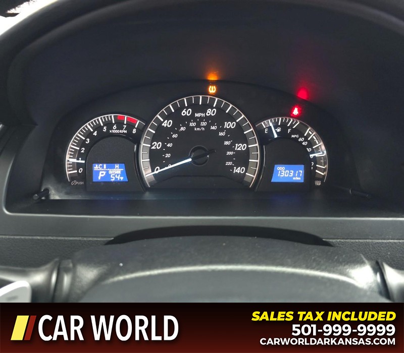 Toyota Camry Vehicle Full-screen Gallery Image 17