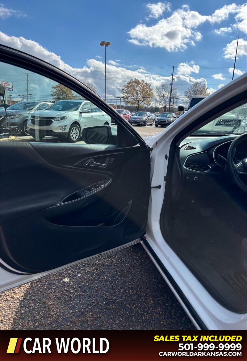 Chevrolet Malibu Vehicle Full-screen Gallery Image 12