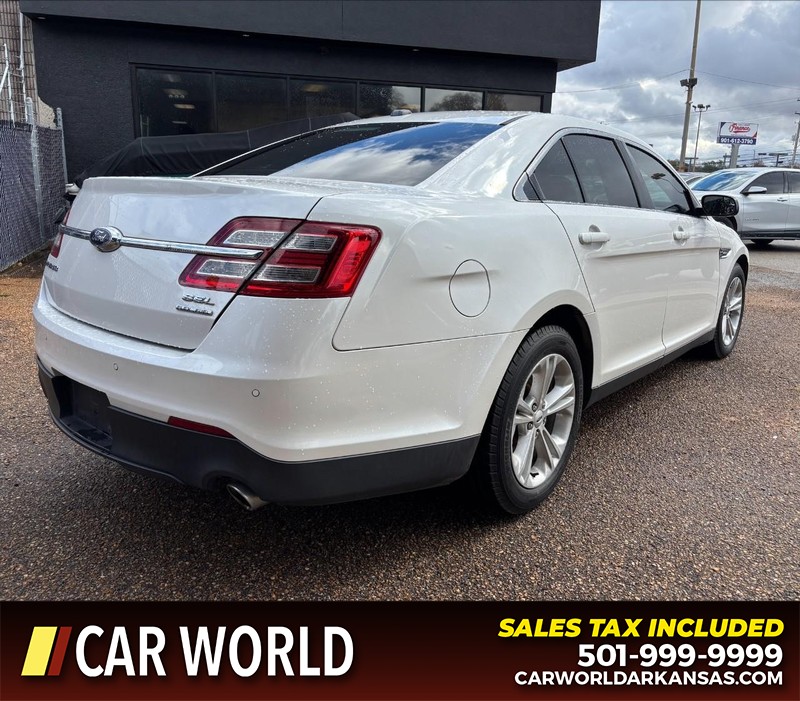 Ford Taurus Vehicle Full-screen Gallery Image 3