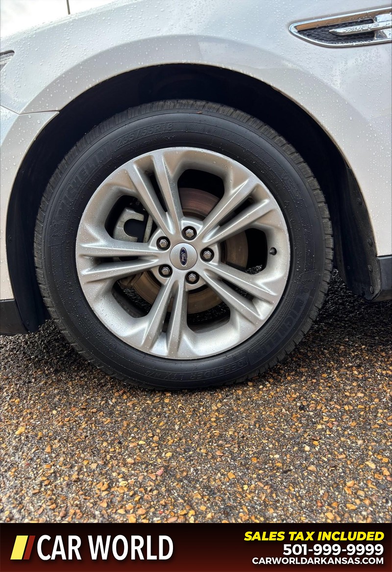 Ford Taurus Vehicle Full-screen Gallery Image 11