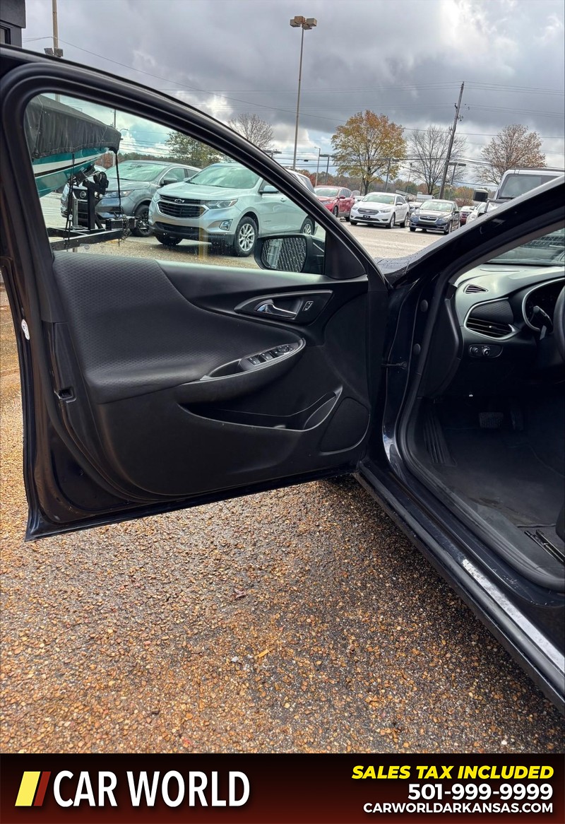 Chevrolet Malibu Vehicle Full-screen Gallery Image 12