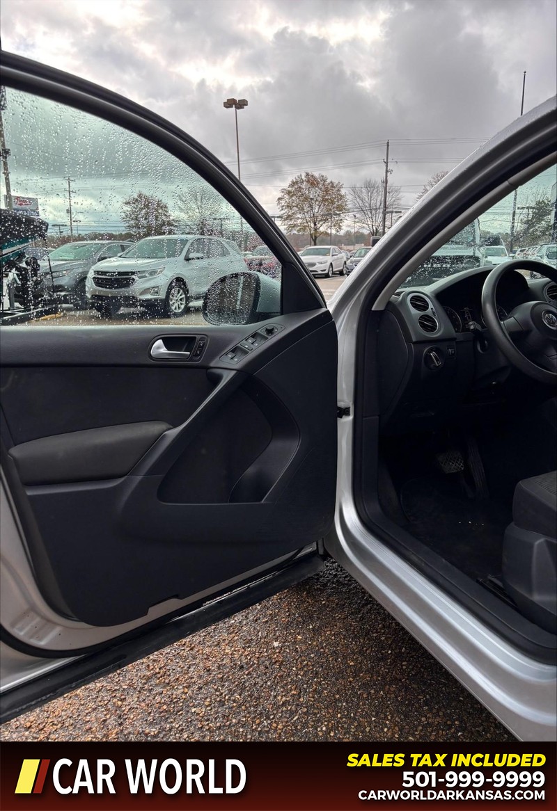 Volkswagen Tiguan Vehicle Full-screen Gallery Image 12