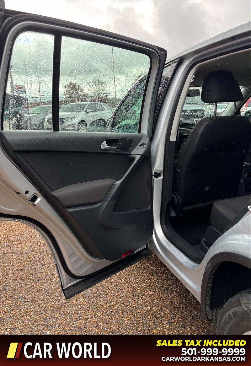 Volkswagen Tiguan Vehicle Full-screen Gallery Image 14