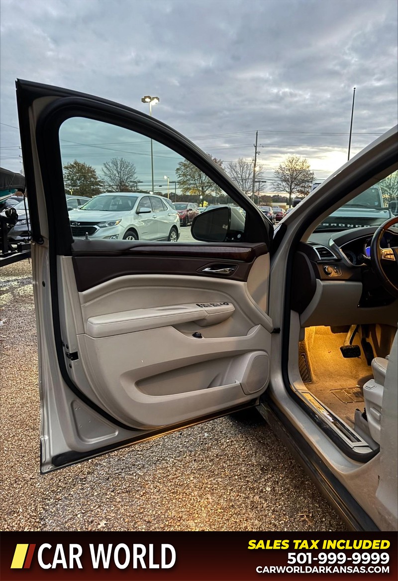 Cadillac SRX Vehicle Full-screen Gallery Image 12