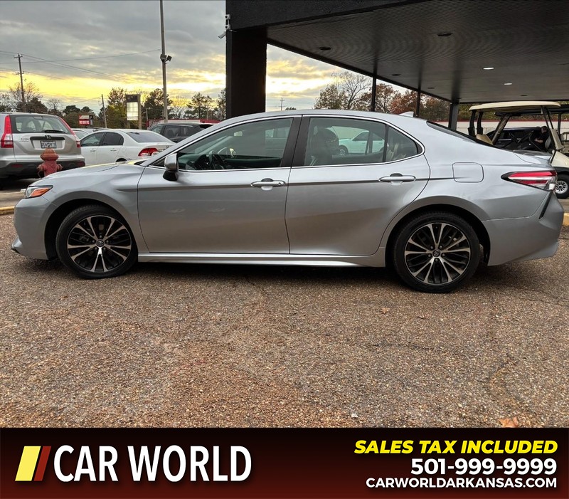 Toyota Camry Vehicle Full-screen Gallery Image 8